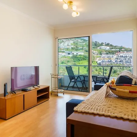 Guestready - Madeiran Mountain View With Pool דירה